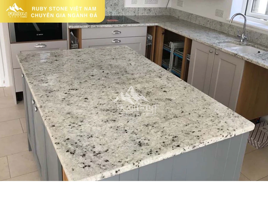 GRANITE | COLONIAL WHITE